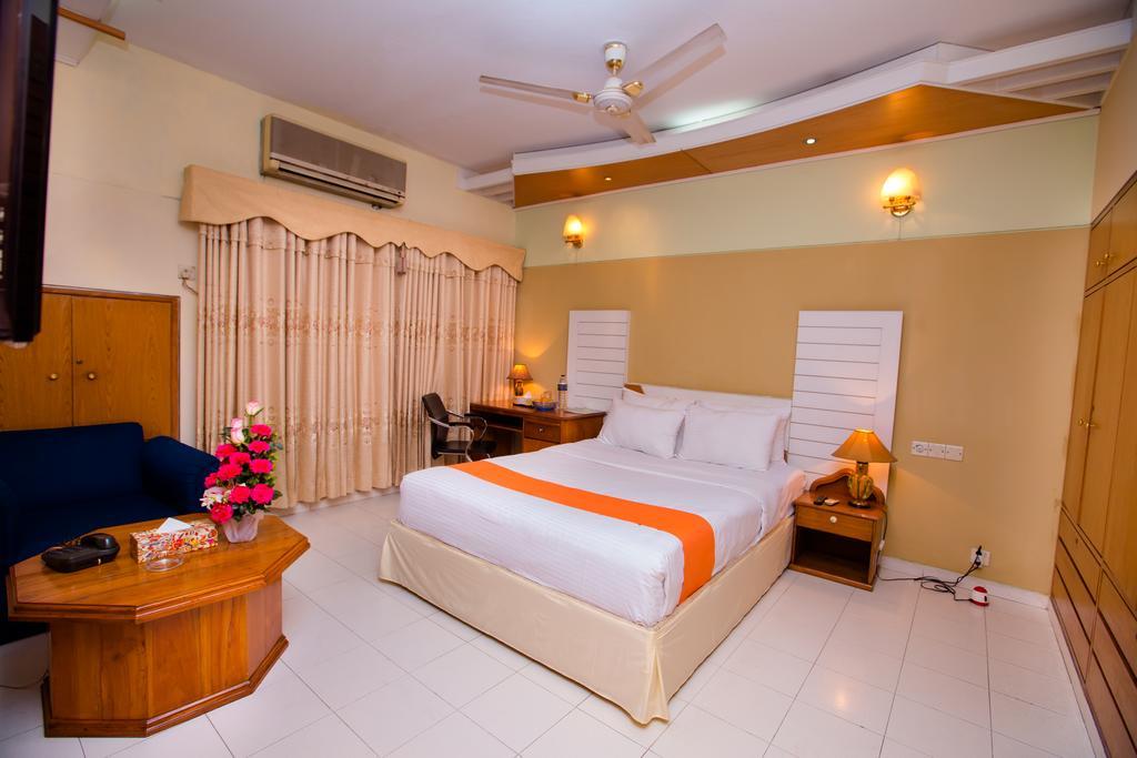 Hotel Golden Deer Dhaka Buitenkant foto