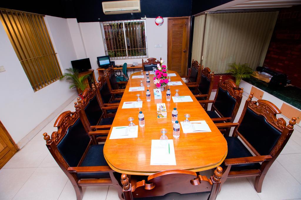 Hotel Golden Deer Dhaka Buitenkant foto